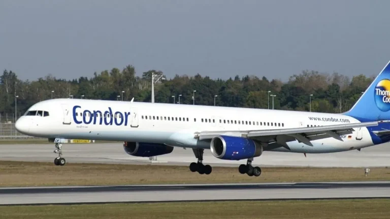 Самолет Condor, летевший с Корфу в Дюссельдорф, загорелся в воздухе