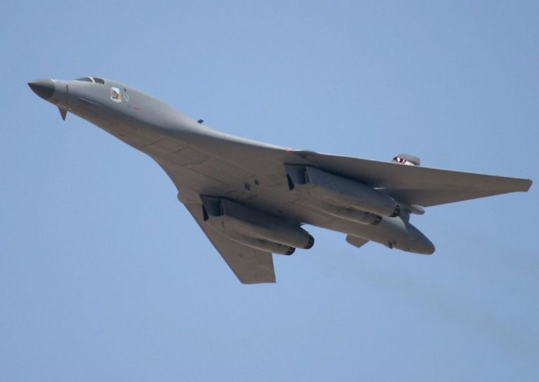Сегодня над Памятником Свободы пролетит бомбардировщик ВВС США