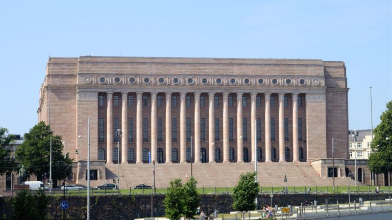 В здании финского парламента совершено самоубийство
