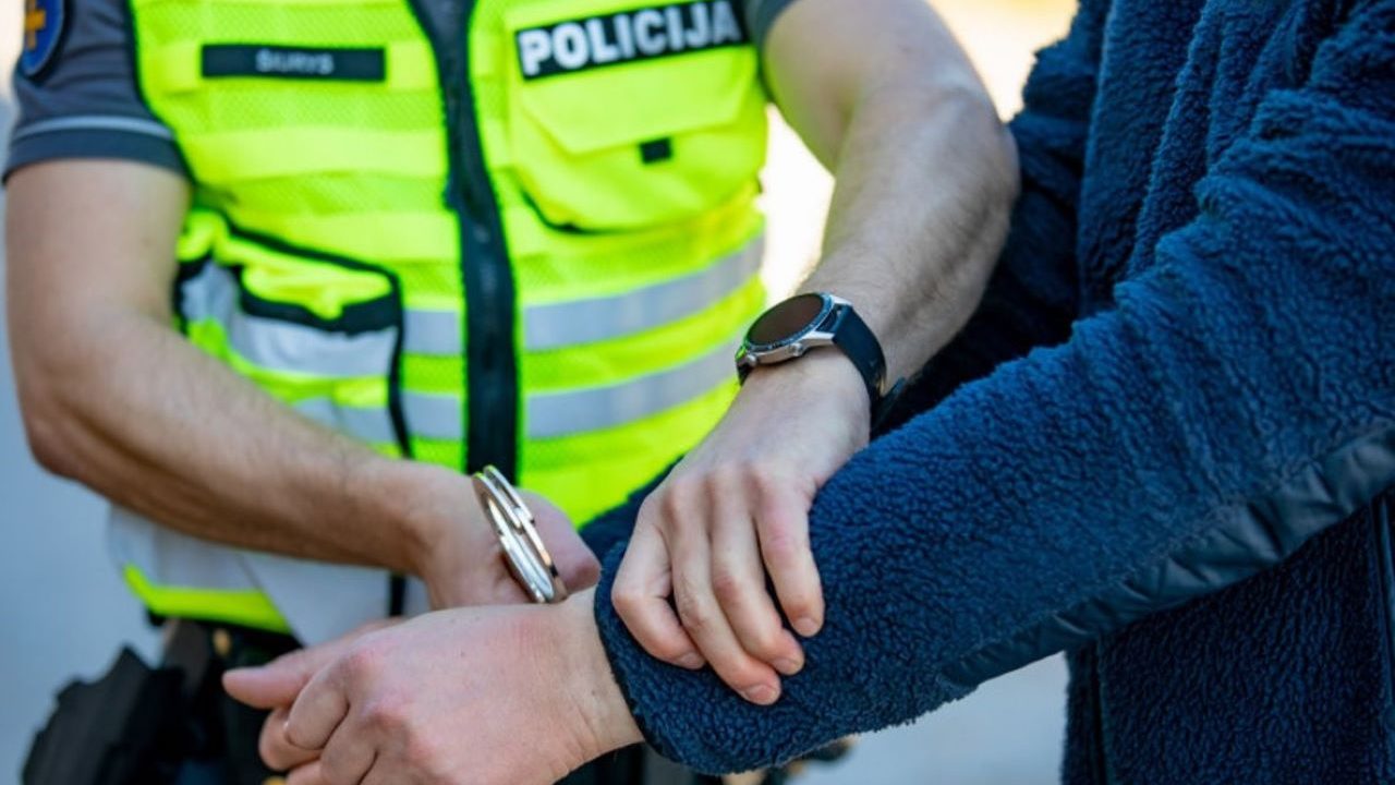 В Курземе родителей будут судить за жестокое обращение с шестью детьми