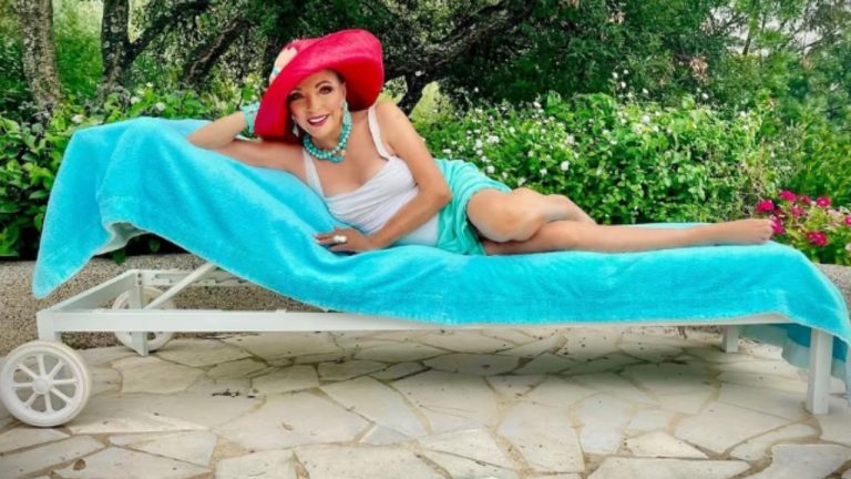 Джоан Коллинз в свои 92 года поразила невероятным ФОТО в купальнике