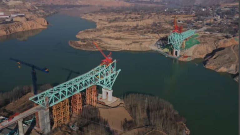 Обрушение моста в Китае: 12 погибших, есть раненые и пропавшие без вести