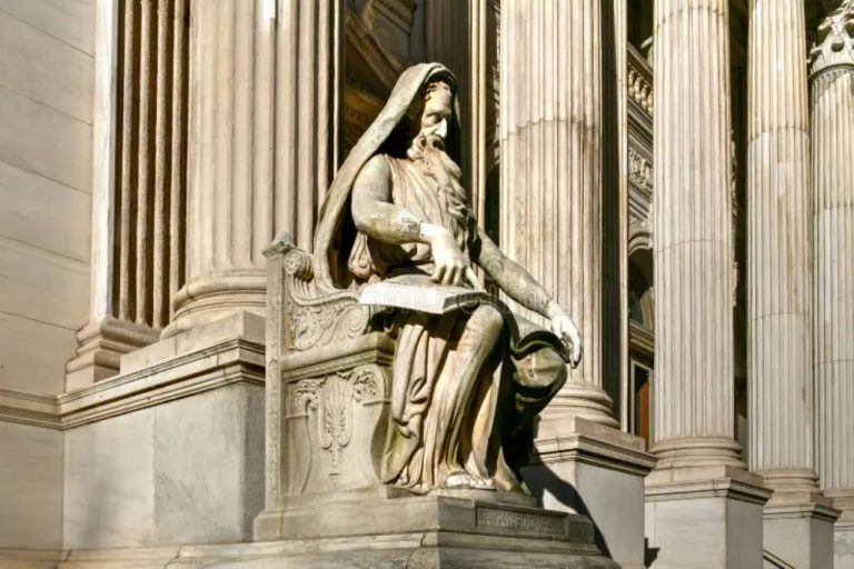Суд Нью-Йорка отменил штраф Трампу в 500 млн долларов, но обвинения остаются