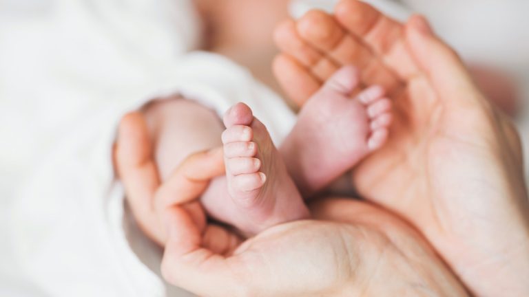 У провалившей тест на «родительскую компетентность» женщины отобрали ребенка через час после родов