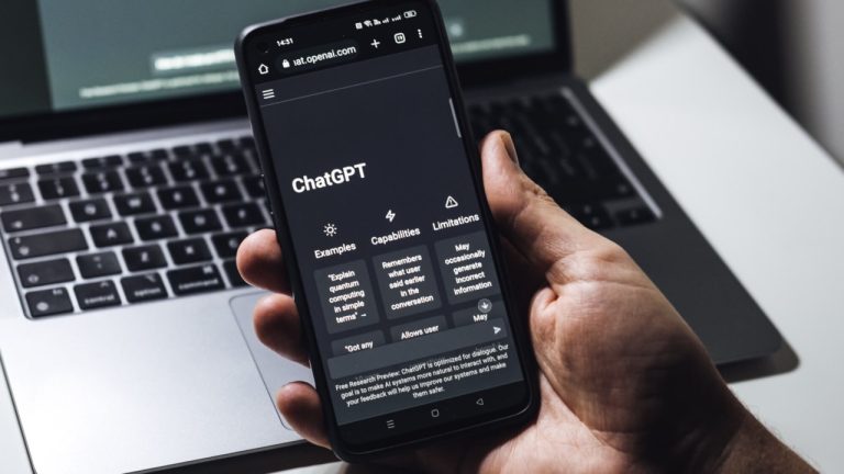 Крупные издания попались на фейковых статьях, которые писал ChatGPT под псевдонимом Марго