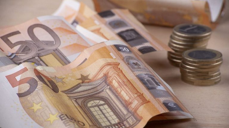 13 млн евро на пенсии и пособия гражданам России перечислены в казну Латвии