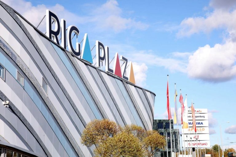 Эвакуация в Riga Plaza: всему виной - дым от сгоревших продуктов