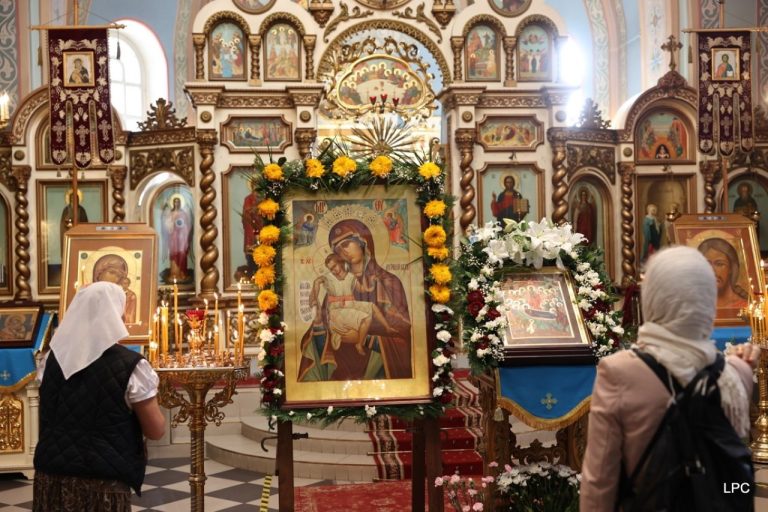 Православные отмечают Успение Пресвятой Богородицы: в каких храмах Латвии сегодня двойной праздник