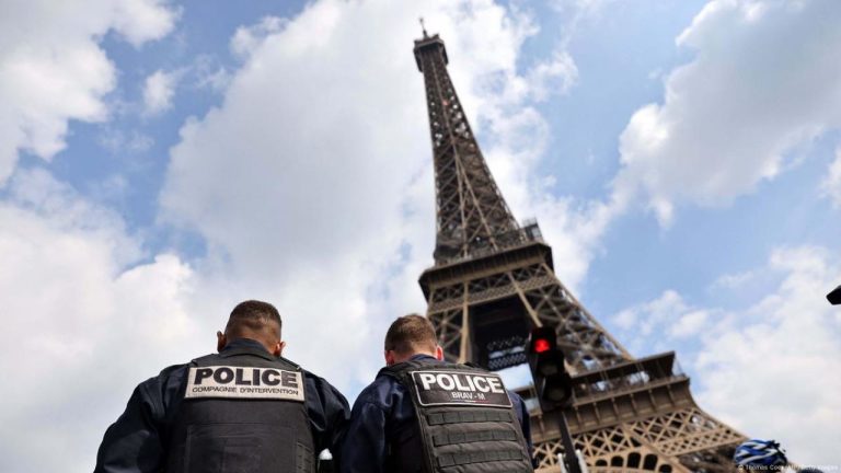 Двум подросткам, планировавшим теракт на Эйфелевой башне, предъявлены обвинения