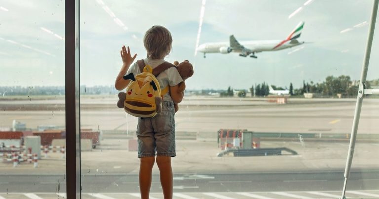 Шок в Испании: родители бросили 10-летнего сына в аэропорту из-за просроченного паспорта