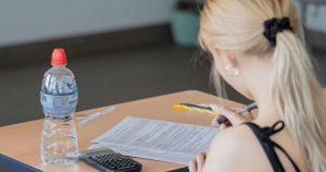 Лёгкий ковид для молодых, тяжёлый для пожилых: в Латвии растёт заболеваемость COVID-19