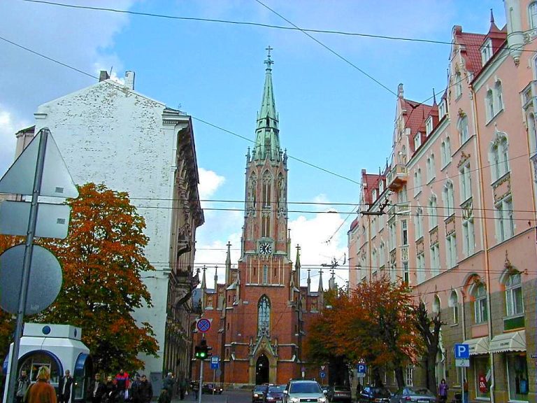 На улице Гертрудес после некачественного ремонта начинают устранять дефекты