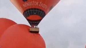 Судья против протестующего: новое граффити Бэнкси вызвало скандал и охраняется круглосуточно