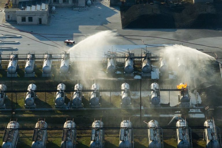 Пожар в Вильнюсе: огонь еще не потушен, угроза взрыва сохраняется, но сведена к минимуму