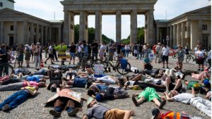 В Китае, чтобы получить туалетную бумагу в общественных туалетах, нужно смотреть рекламу.