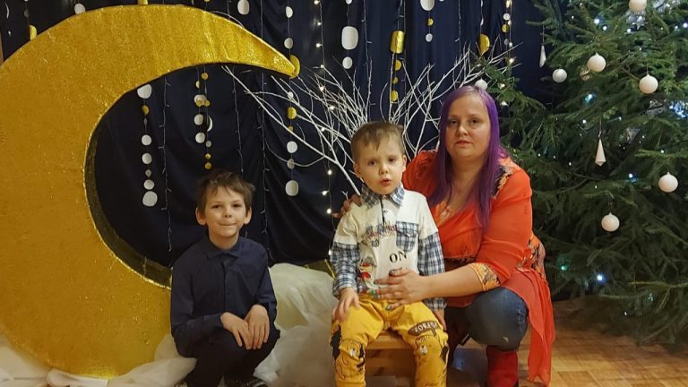«Зеленая лампа»: мама двоих сыновей из Валки просит помощи для лечения младшего сына