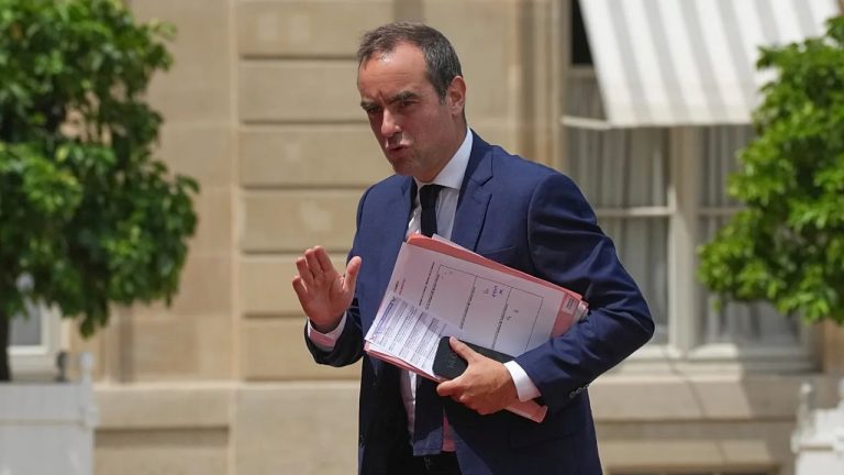 Франция отменяет пожизненные льготы для экс-премьеров и министров