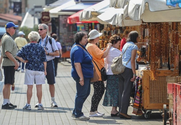 Латвия теряет туристов: спад иностранного турпотока фиксируют второй месяц подряд