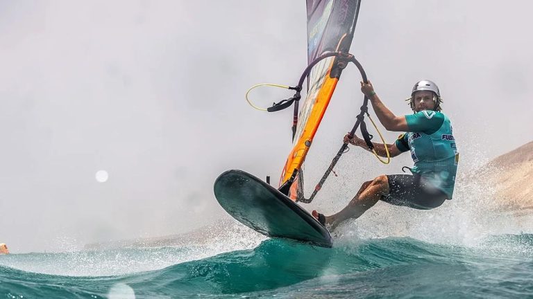 Через Балтику на доске за 7 часов: ради спасения дочери друга польский виндсерфер решился на мировой рекорд