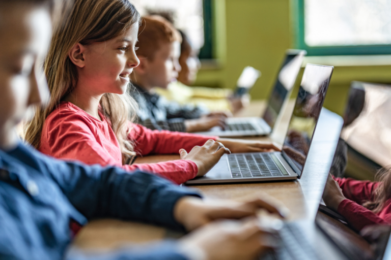 Более 4500 латвийских школьников будут изучать информатику с помощью роботов и микрокомпьютеров