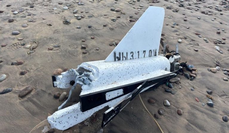 На пляже в Вентспилсском крае обнаружены обломки дрона