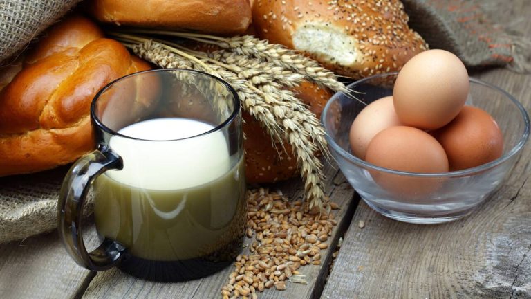 Планируется снизить НДС на хлеб, молоко, яйца и свежее мясо домашней птицы