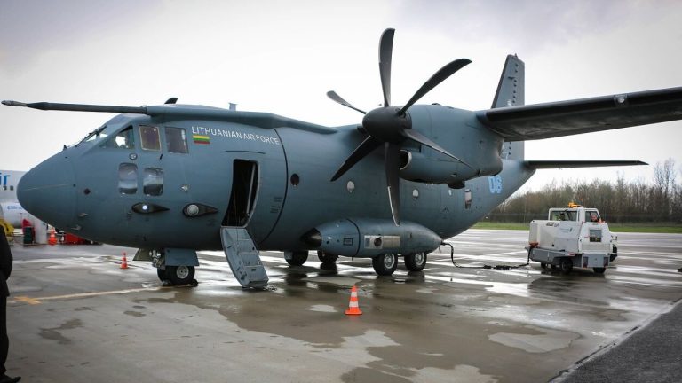 Самолет с президентом Литвы на борту не смог сразу сесть в Вильнюсе: пришлось летать кругами 