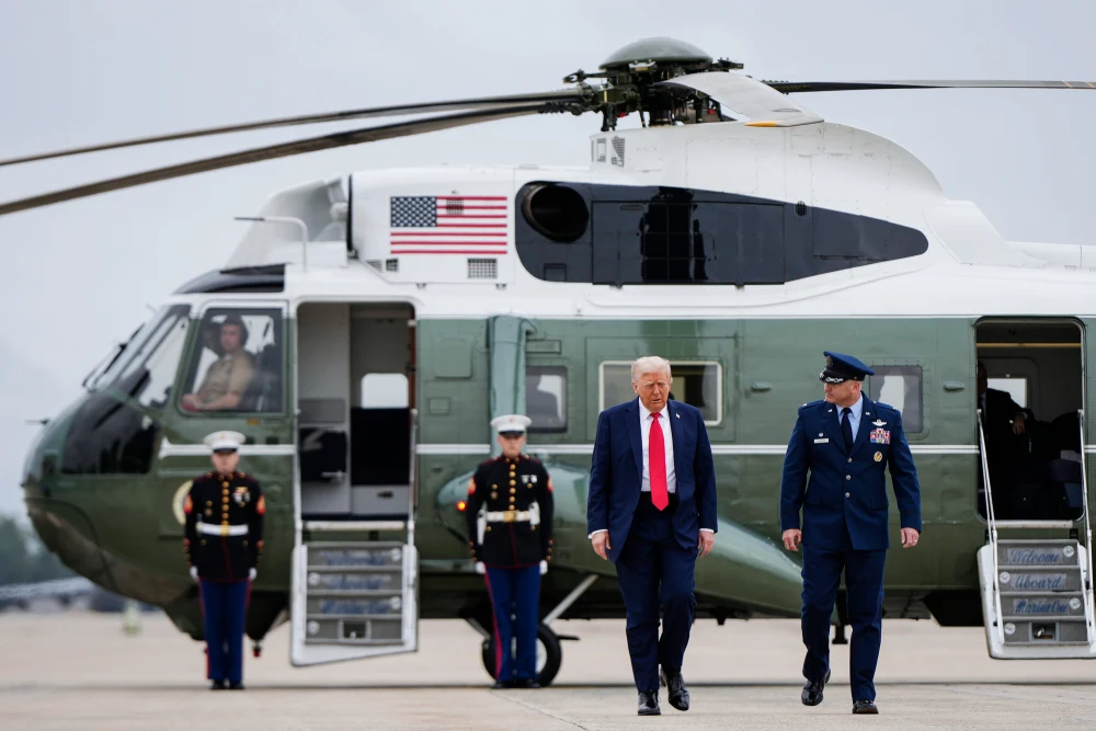 В США задержали мужчину, нацелившего лазерную указку на вертолет Трампа