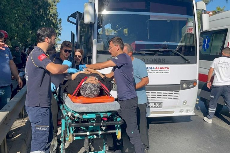 В Аланье автобус с туристами попал в серьезное ДТП, пострадали 15 человек