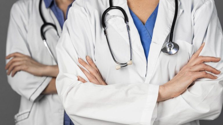 Врачи требуют +13,5% к зарплатам: Минздрав признаёт, что денег нет