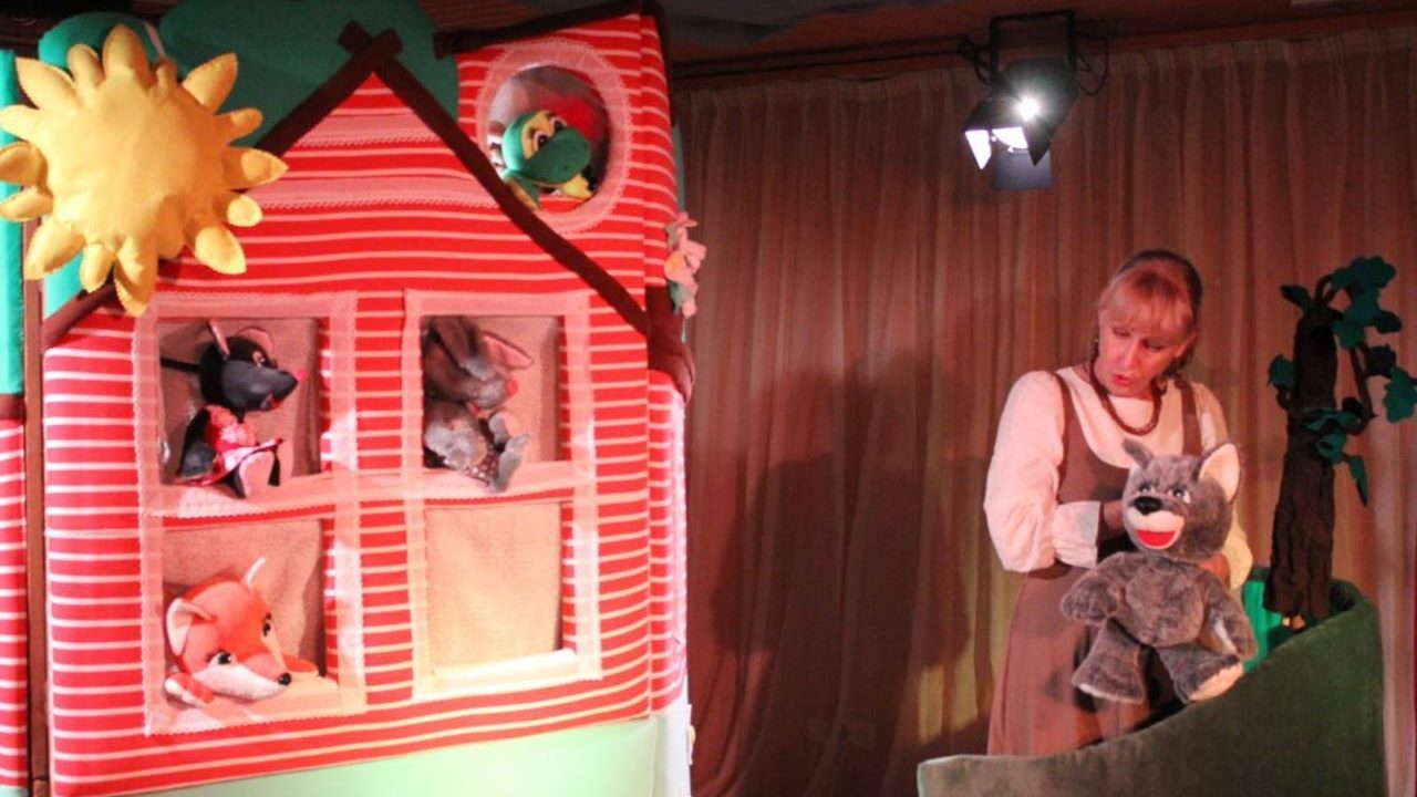 Кукольный театр «В гостях у сказки» приглашает на две премьеры в октябре: здесь куклы говорят по-русски