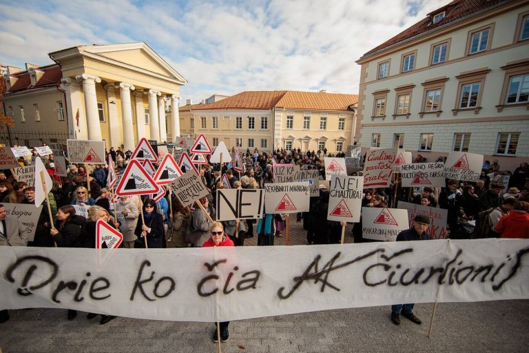 Не спектакль, а протест: литовские деятели культуры проводят в центре Вильнюса митинг против нового министра