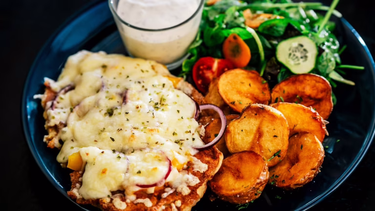 Как приготовить отбивную с луково-сливочной шапкой, чтобы она стала звездой ужина?