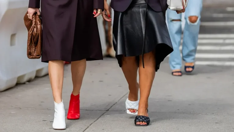 День разной обуви: в Латвии проходит социальная акция в поддержку людей с функциональными расстройствами