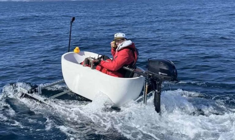 Британец переплыл море в ванне: история воплощения детской мечты в реальность