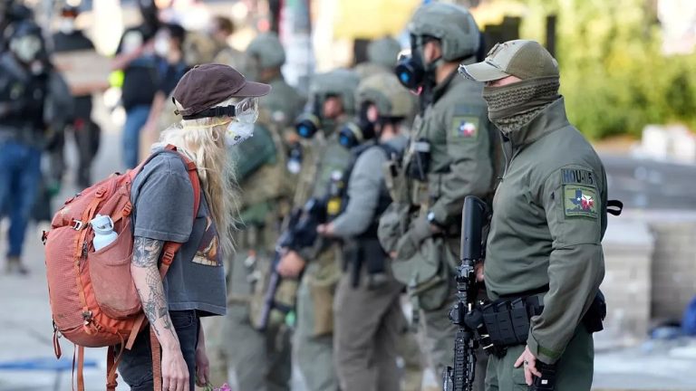 «Разрешаю применять полную силу»: Трамп отправляет войска в Портленд