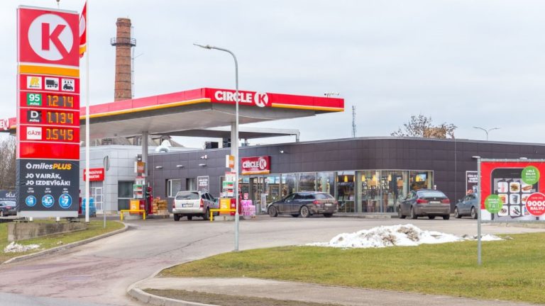 Почем бензин? В Риге цены на горючее растут, а в Таллинне и Вильнюсе снижаются