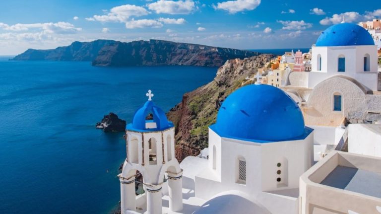 Остров Санторини «подрос» на несколько сантиметров