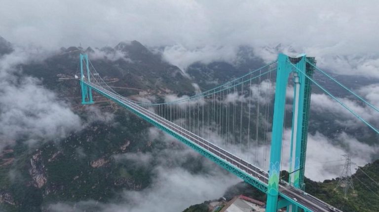 В Китае открыли самый высокий мост в мире: 625 метров над рекой Бэйпаньцзян