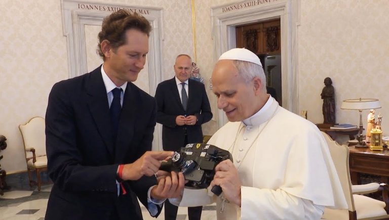 Глава «Феррари» подарил папе римскому руль от болида «Формулы-1»