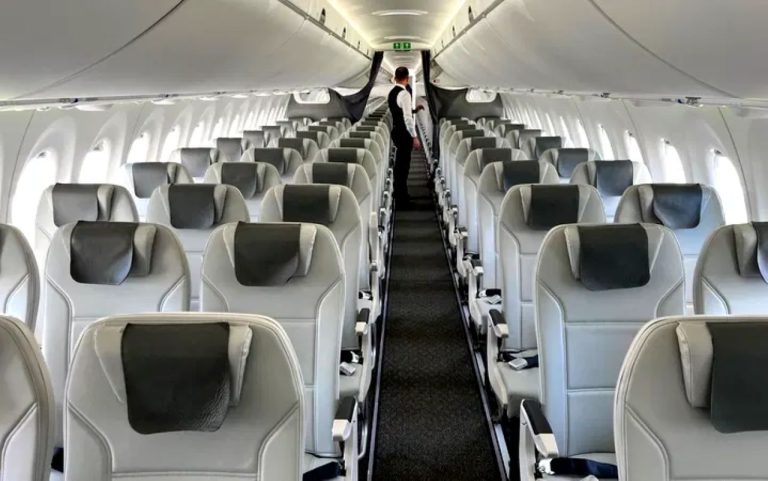 airBaltic меняет порядок посадки в самолет: с октября пассажиров будут делить на пять групп