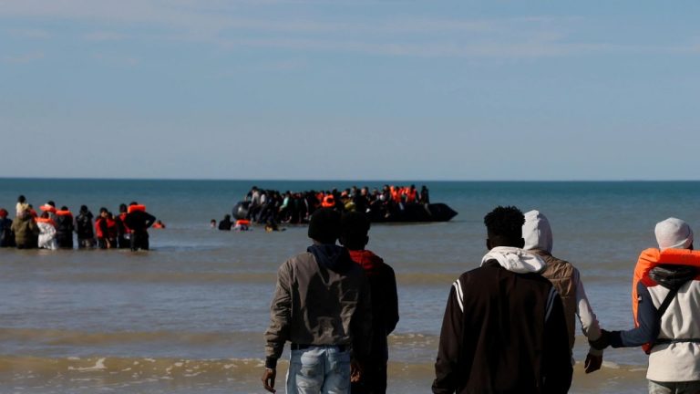 Рекордная переправа через Ла-Манш: 125 мигрантов прибыли в Великобританию в одной лодке