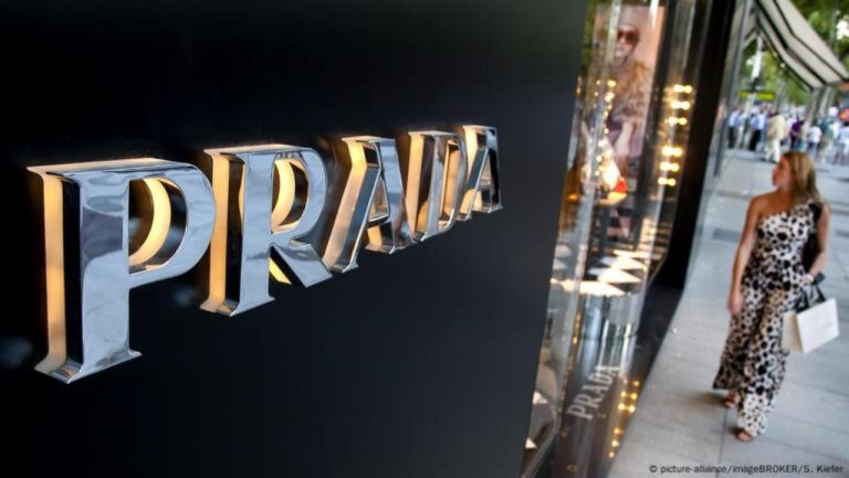 Prada купит Versace за 1,24 млрд евро: в Италии создаётся новый модный гигант