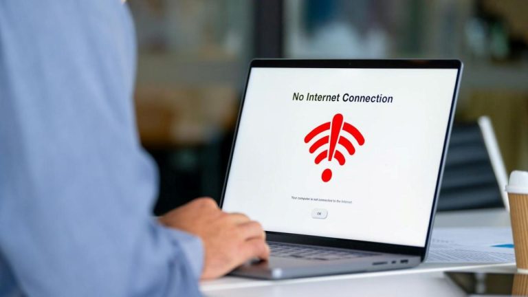 «Предотвращение безнравственности»: талибы полностью отключили интернет в Афганистане