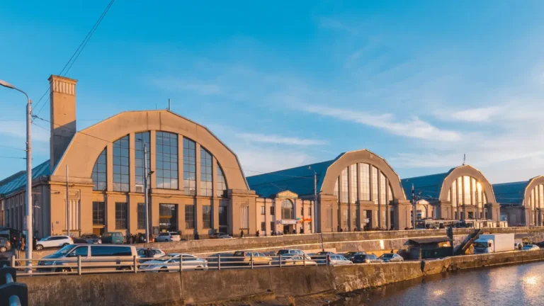 KNAB проводит обыски в административном здании Центрального рынка по подозрению во взяточничестве