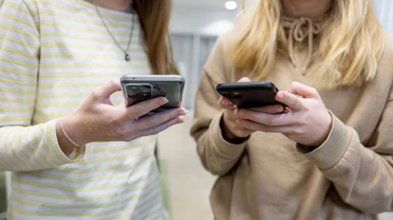 Тревожность, зависимость, изоляция: родители призывают запретить смартфоны в школах до 12-го класса