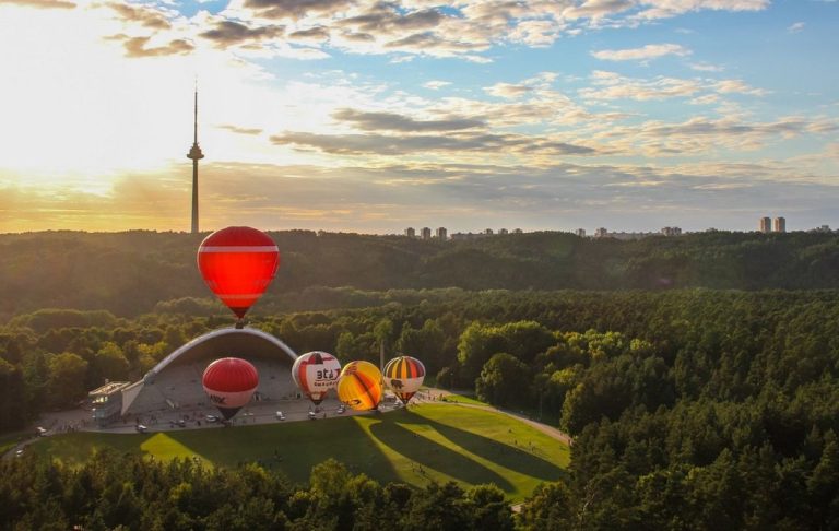 В Вильнюсе упал воздушный шар: пострадала женщина