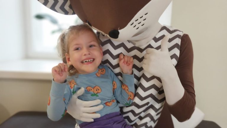 «Зеленая лампа»: на лечение 6-летней Аманды собрано 10 тысяч евро. Акция продолжается