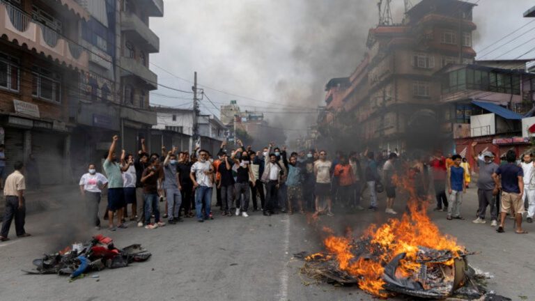Жена экс-премьера Непала погибла в результате поджога дома протестующими
