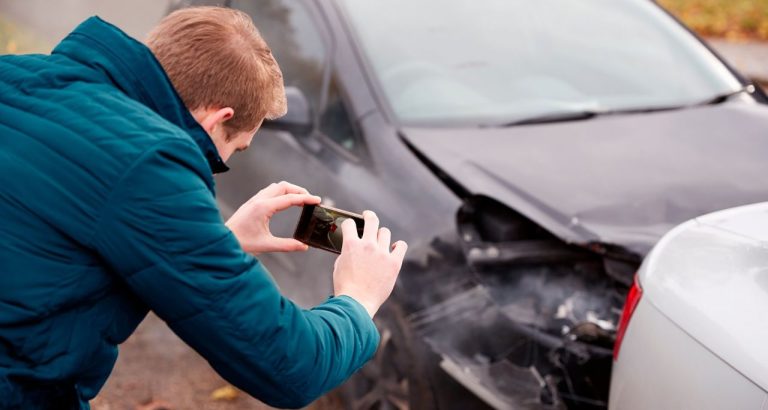 В Латвии появится новый способ регистрации ДТП - в чат-ботах WhatsApp и Telegram